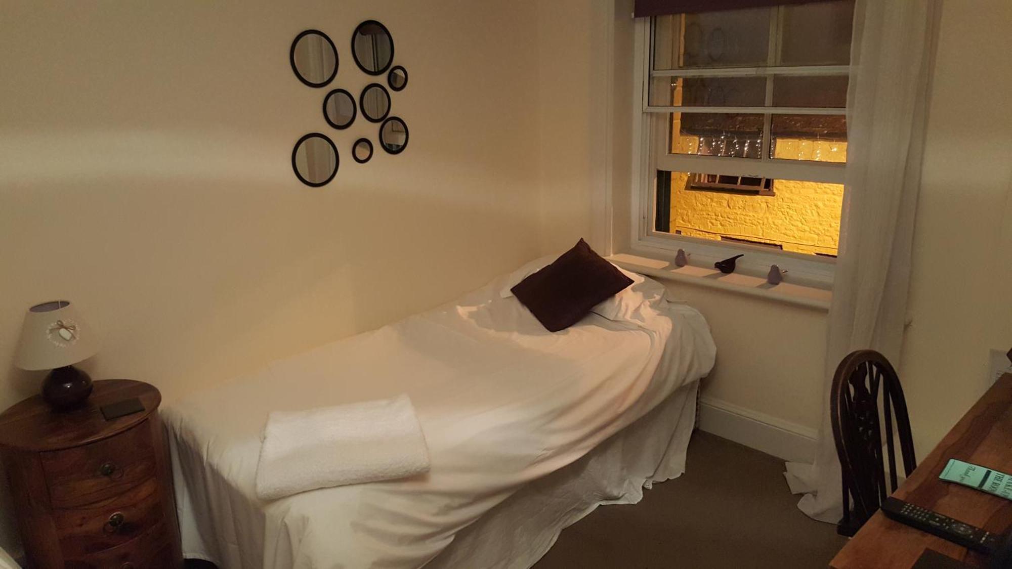 The Dolphin Hotel Wincanton Room photo